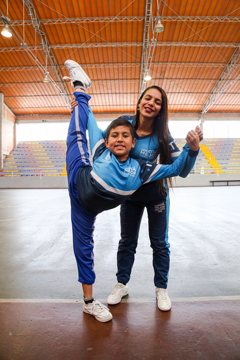 Dos estudiantes de porras