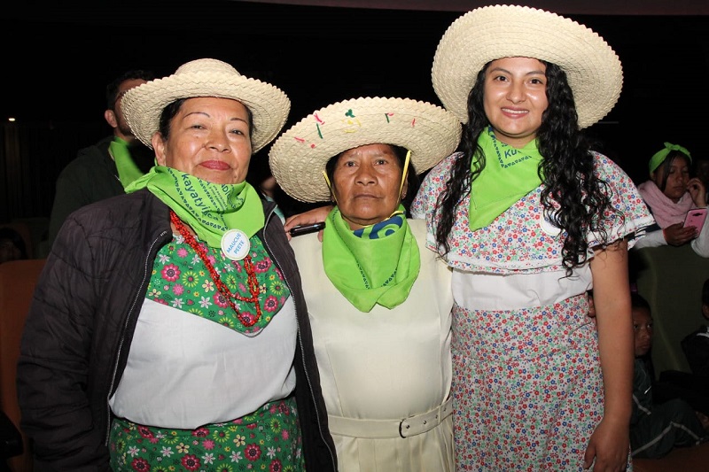 Tres mujeres con ropas representativas
