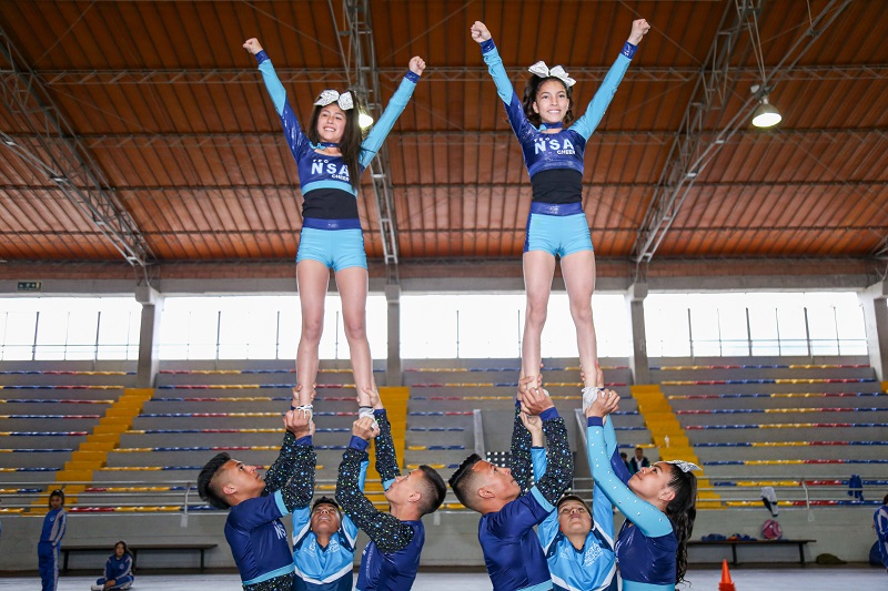 Estudiantes de porras haciendo una pirámide