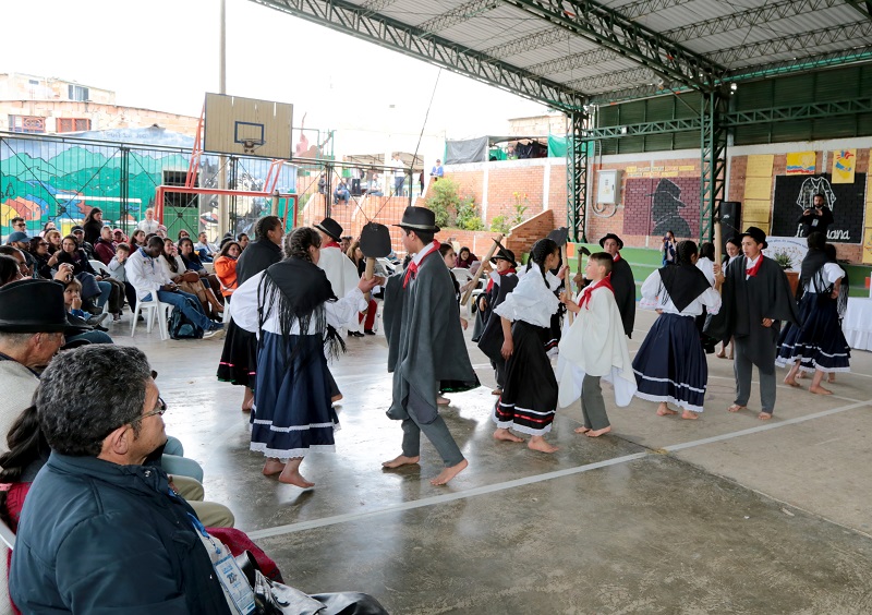 Estudiantes bailando