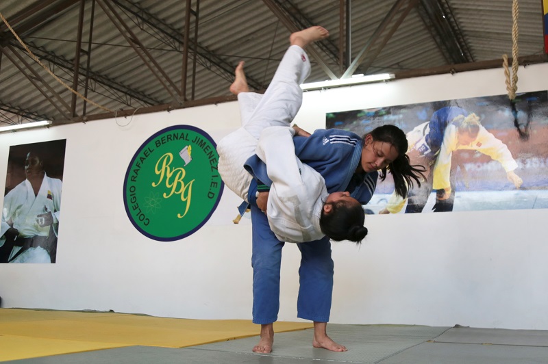 Dos chicas estudiantes practicando yudo