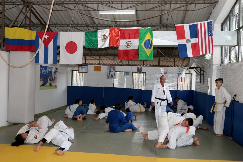 Estudiantes practicando yudo en un salón