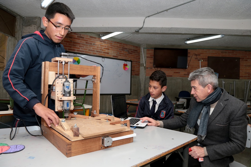 El profe Hugo con la maquina de madera