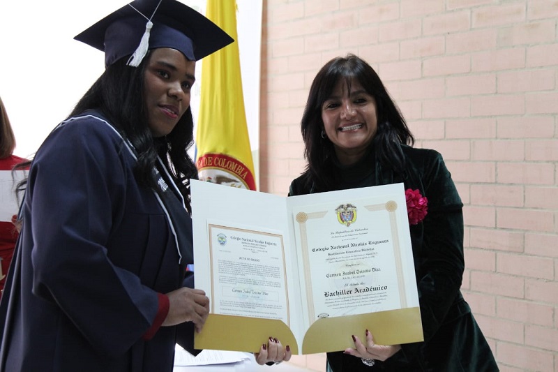 Directora de Cobertura entregando diplomas