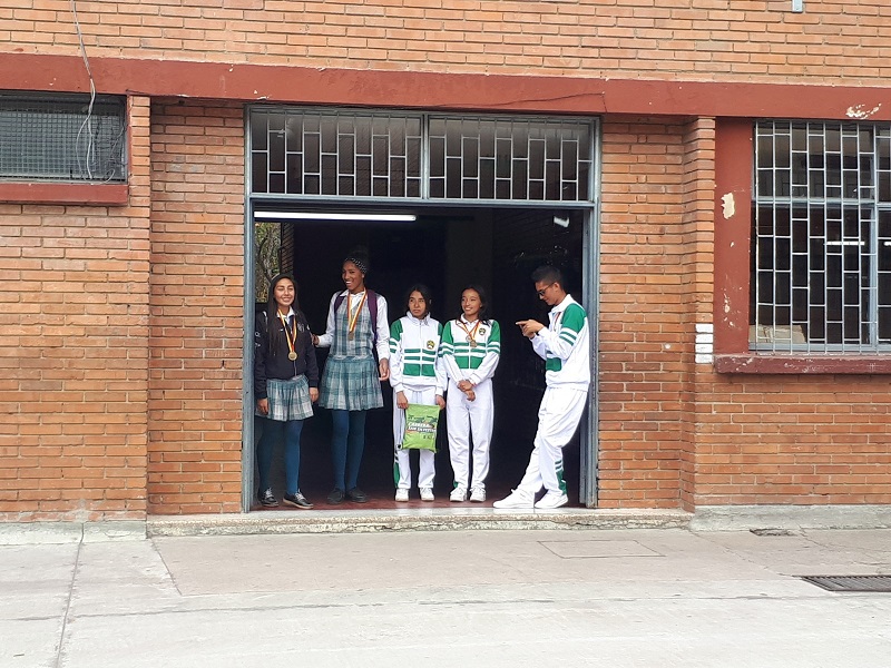 Estudiantes en la entrada del colegio
