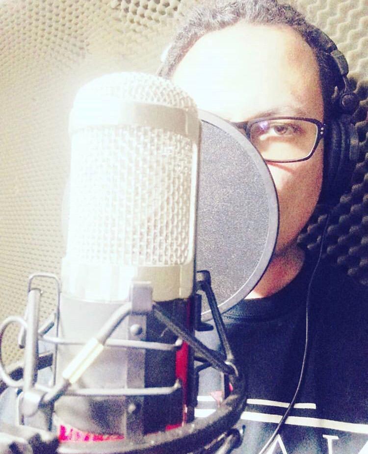 El profe al frente de un micrófono