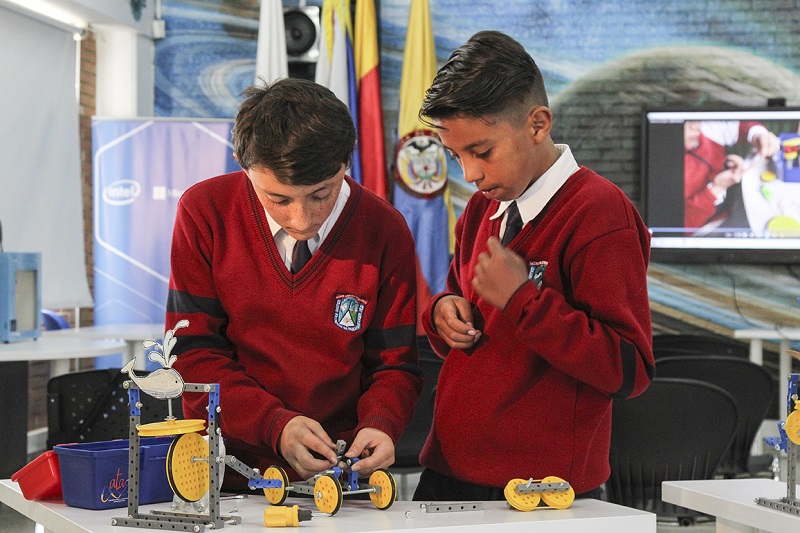 Dos estudiantes con unos robots