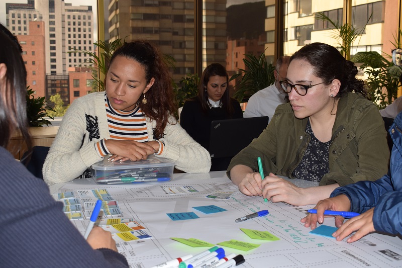 Docentes escribiendo