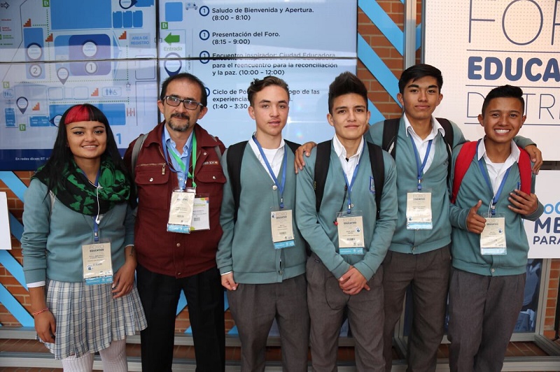 Hammes Garavito junto a estudiantes