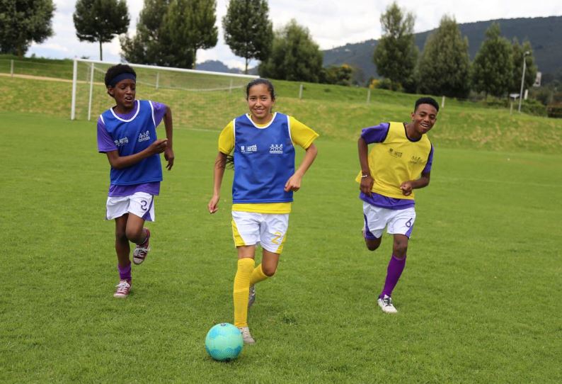 Niños jugando fútbol