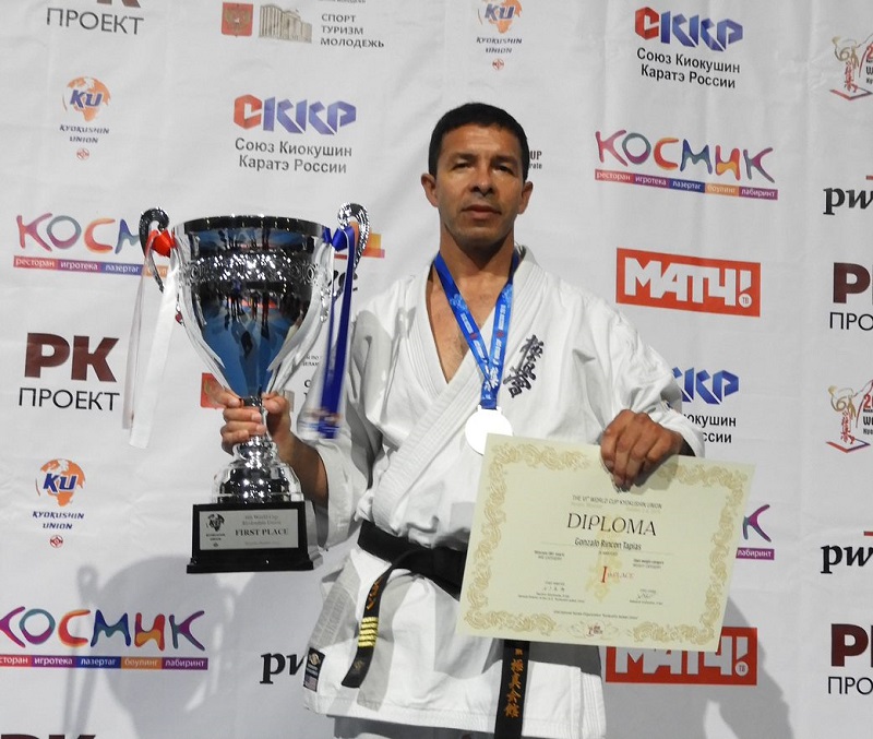 El coordinador mostrando su copa