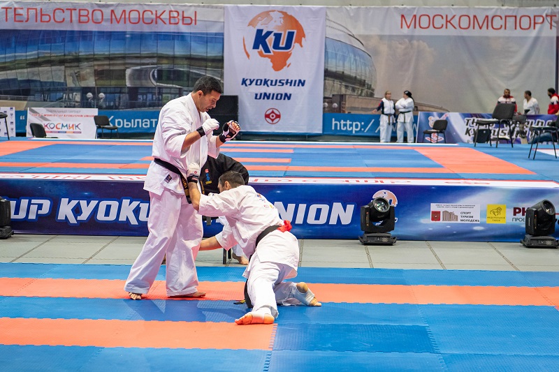 El coordinador Gonzalo con su oponente