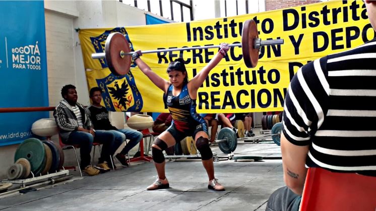 Meely Villamizar Nieto levantando unas pesas