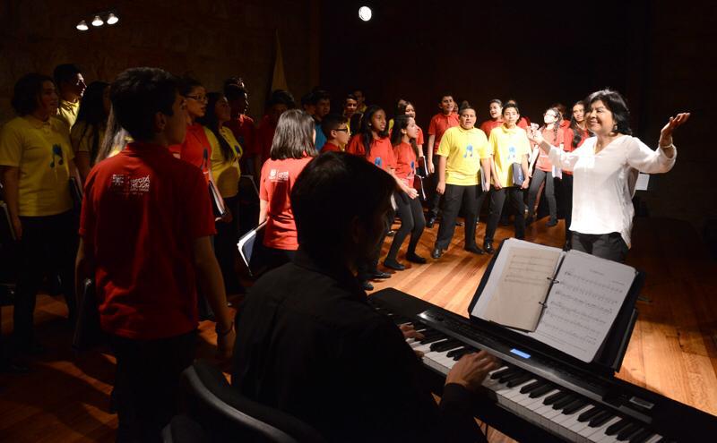 María Teresa Guillen con el coro