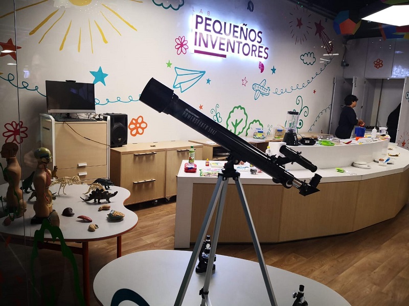 Espacio donde hay inventos y un telescopio