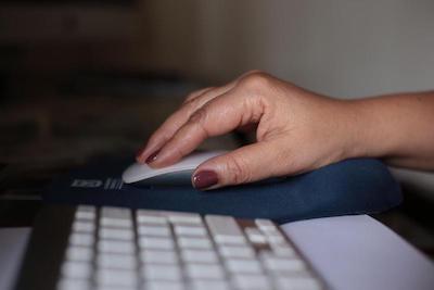 una mano en un mouse