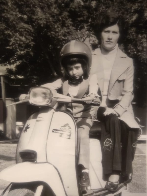 Profe Alexander Rubio cuando era niño junto a su mamá