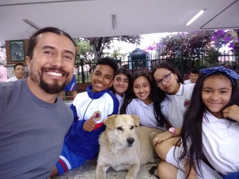 Profe Alexander junto a sus estudiantes