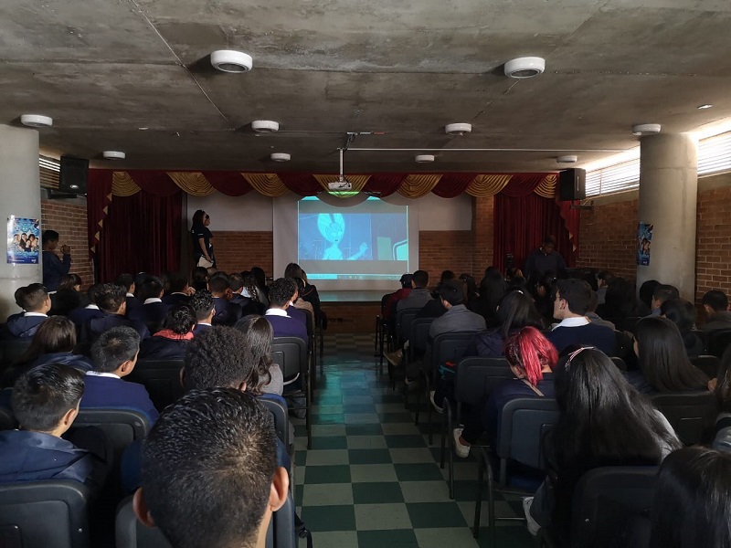 Estudiantes en un auditorio