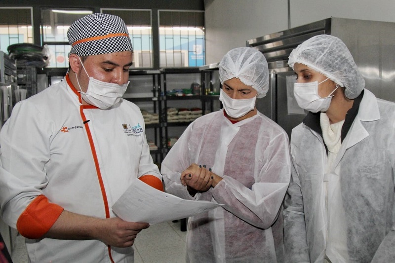 Servidores de la SED revisando documentos