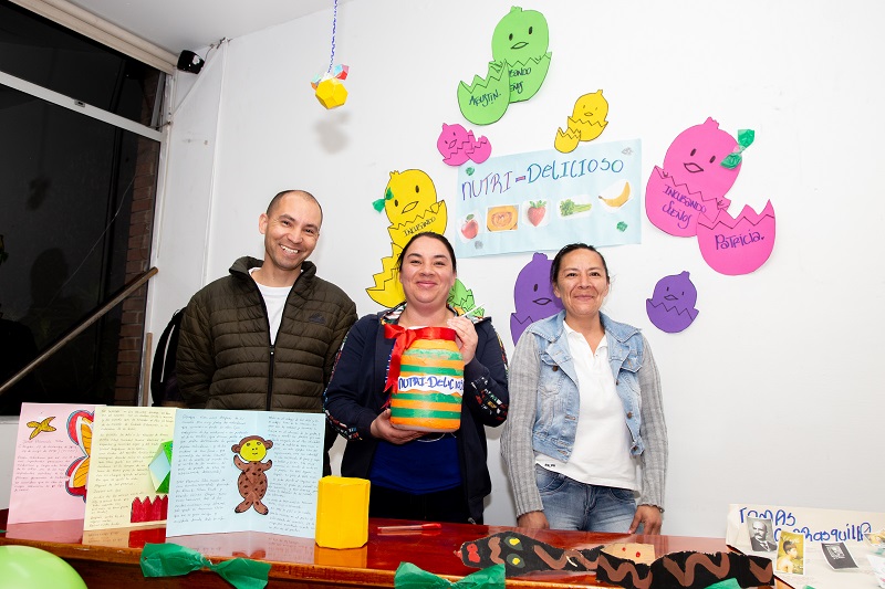 Estudiantes con su proyecto