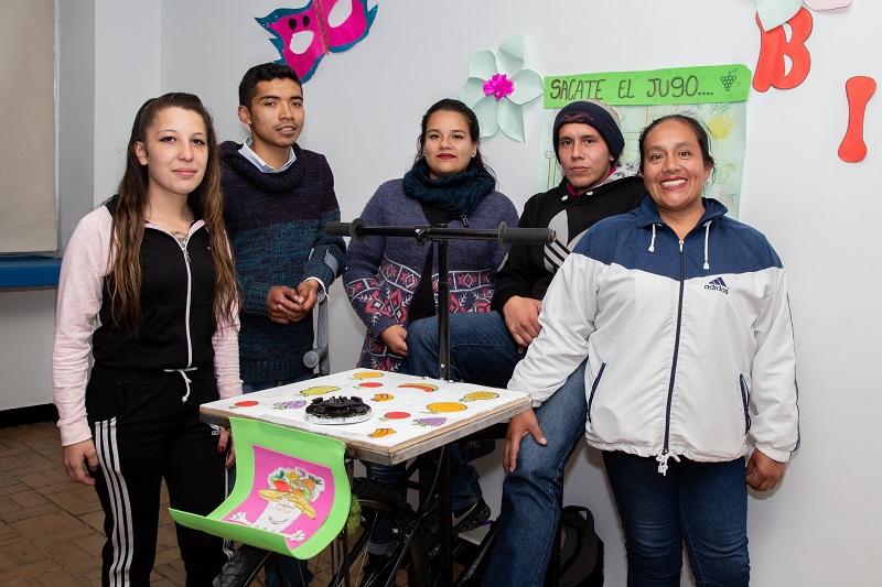 Estudiante con su proyecto