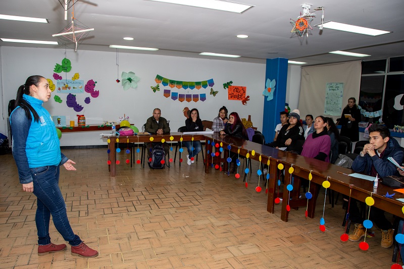 Estudiantes adultos en un salón