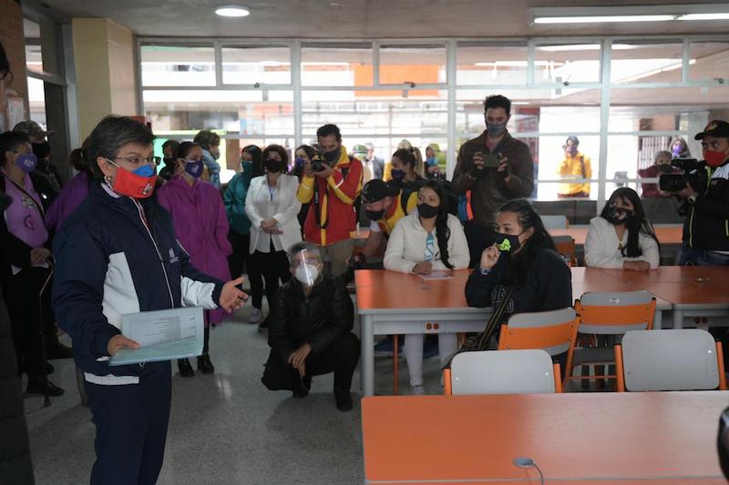 Alcaldesa con las mujeres cuidadoras