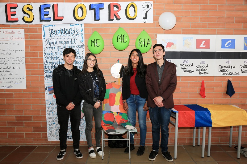Estudiantes junto con Luisa Ortiz