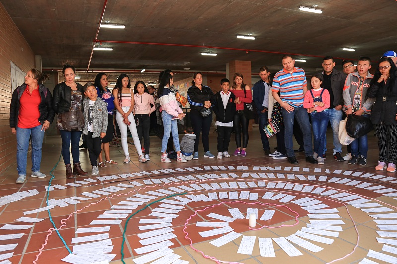 Estudiantes junto realizando una actividad