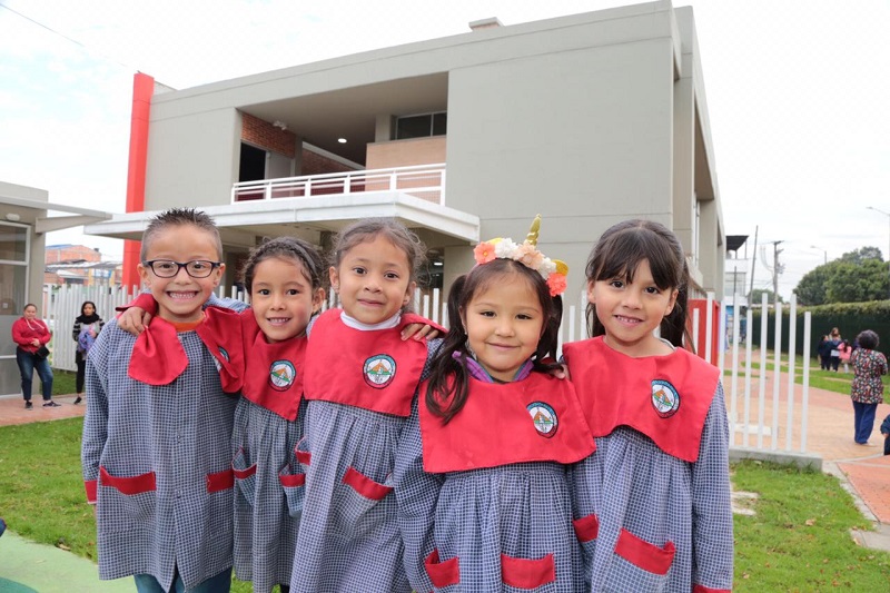Niñas en el colegio