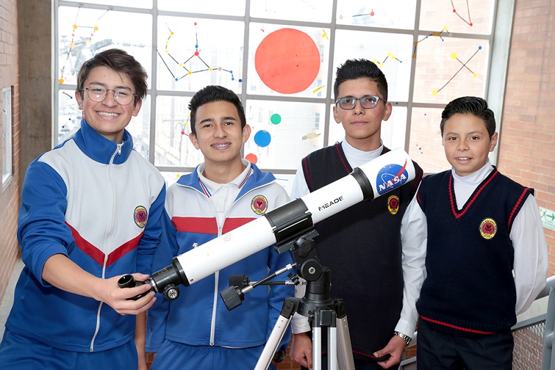 Estudiantes con un telescopio