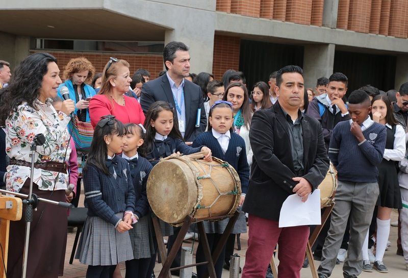 Secretaria de educación hablando