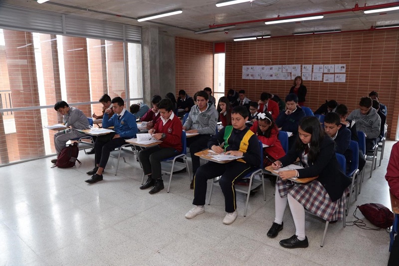 Estudiantes en un salón realizando unas pruebas