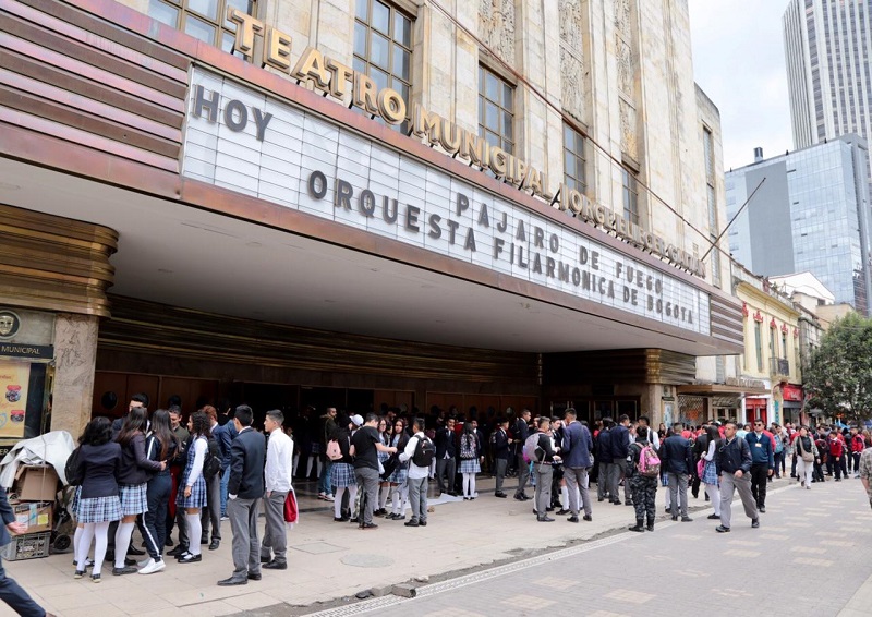 Estudiantes entrando a un teatro