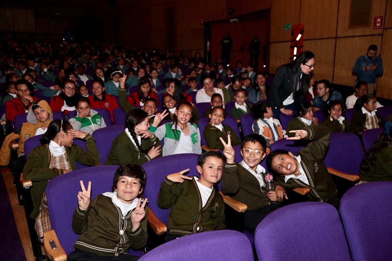 Niños dentro del teatro