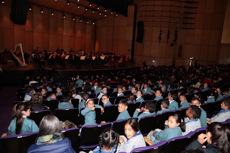 Niños observando la orquesta filarmónica