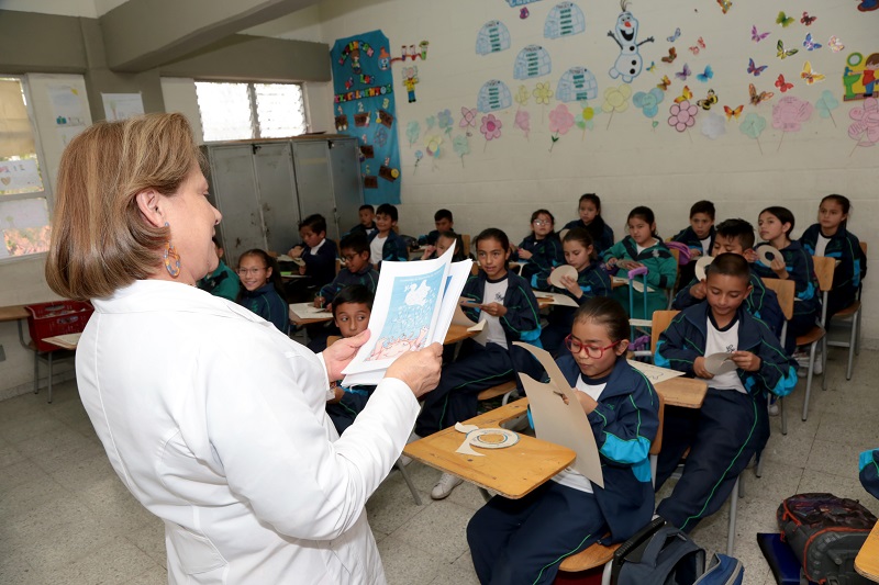 Profesora enseñando