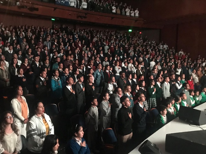 Jóvenes en el evento de posesión de personeros 2019