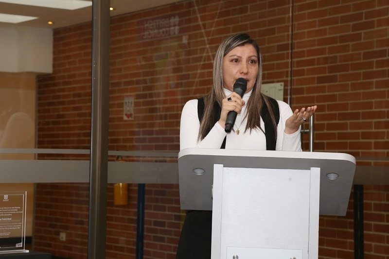 Estudiantes, docentes y funcionarios