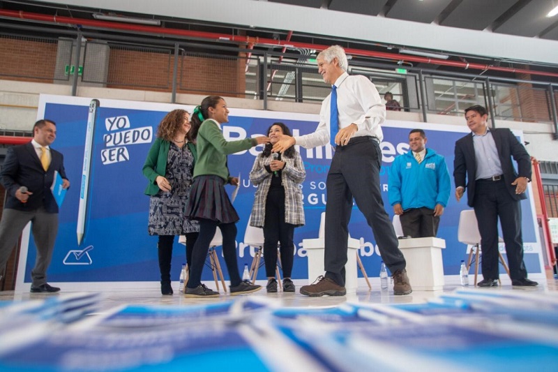 Alcalde Peñalosa dando la mano a una estudiante