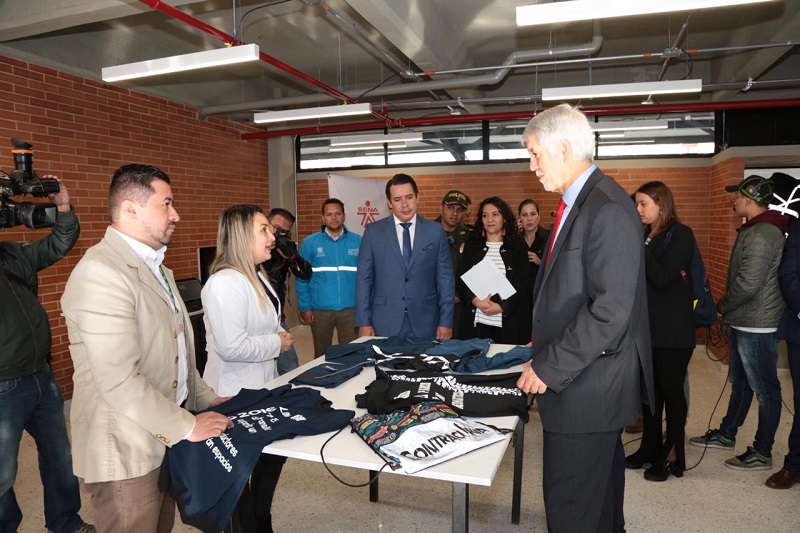 Peñalosa viendo partes de una bicicleta
