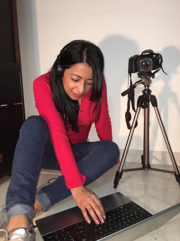 Profe Natalia con una tableta