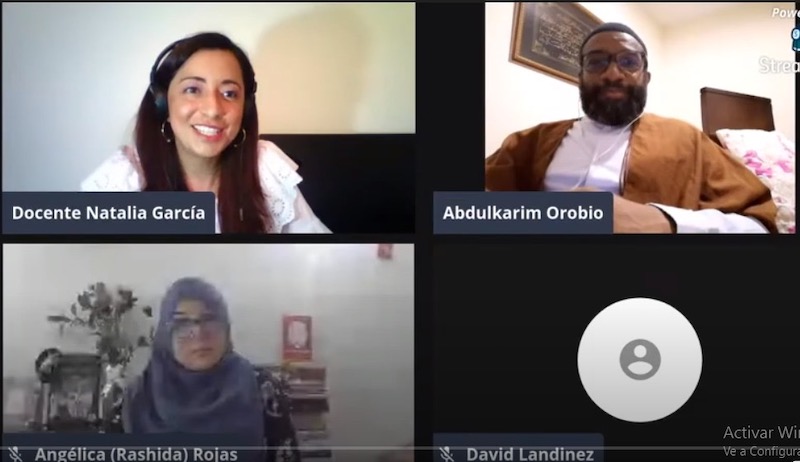 La Profe Natalia en una conferencia 