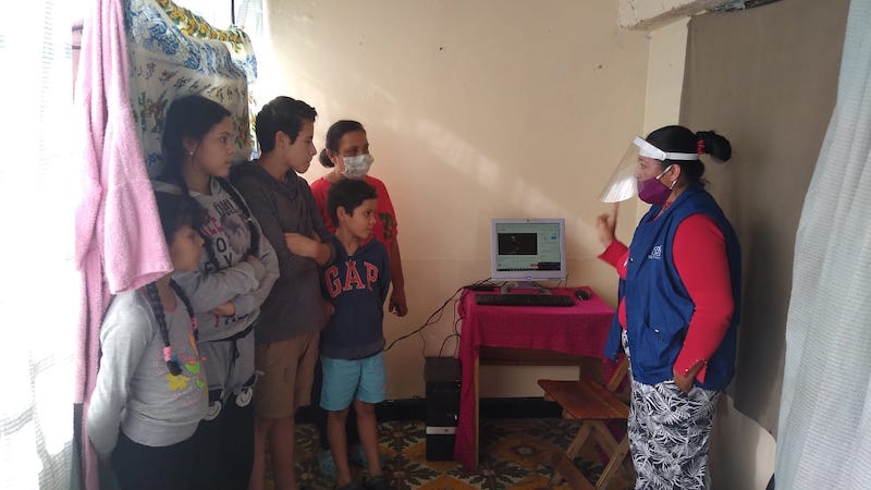 Profe Yadira entrega Computador