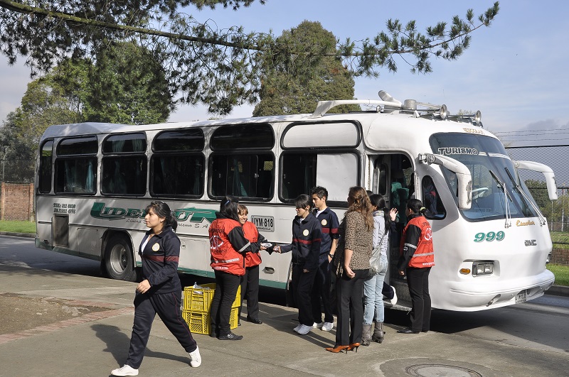 Ruta escolar recogiendo niños