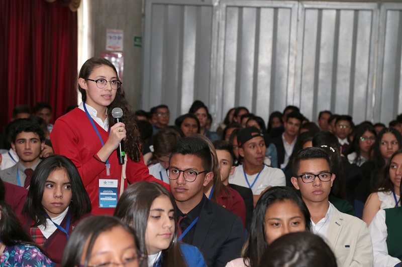 Estudiante levantando la mano