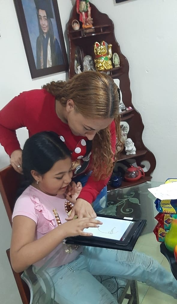 Samanta entrega de tableta