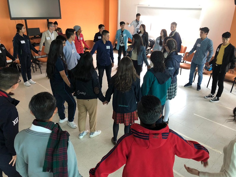 Jóvenes reunidos formando un círculo