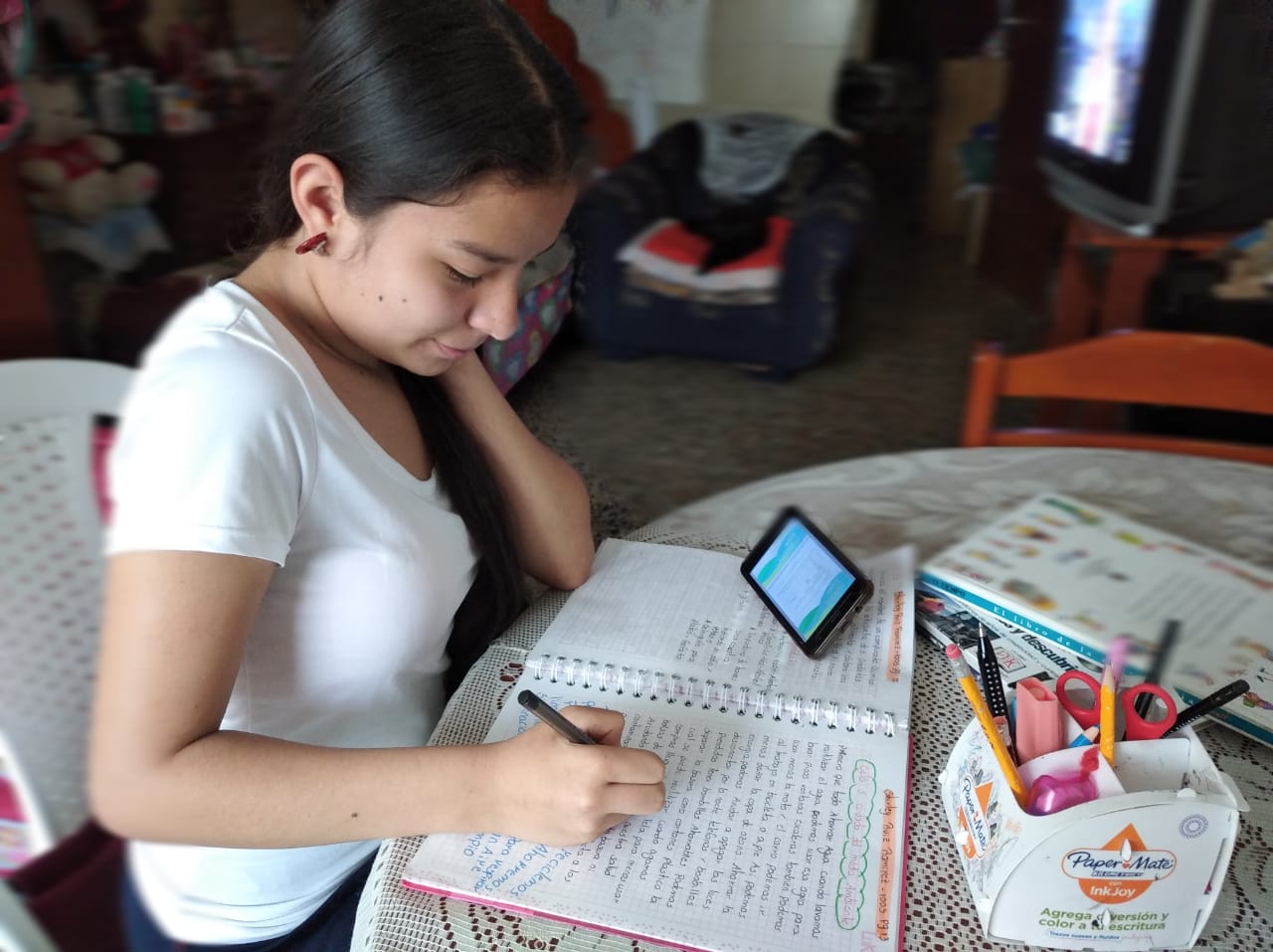 Shirley con su cuaderno